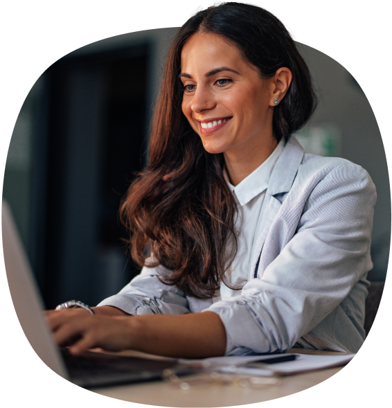 donna in ufficio seduto sulla scrivania davanti al computer