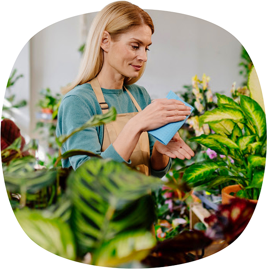 uomo in ufficio seduto sulla scrivania davanti al computer